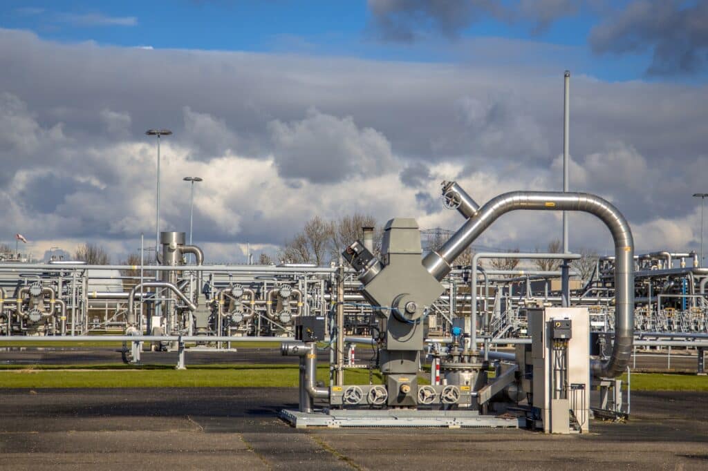 Natural gas well with piping